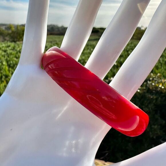 Bakelite Sweet Cherry Red Vintage Carved Bangle Bracelet - Picture 2 of 8